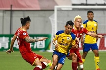 Nguyên Mạnh gãy tay kinh hoàng, SL Nghệ An có 3 điểm đầu tay ở AFC Cup