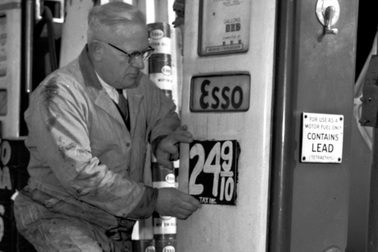 Xăng pha chì nguy hiểm thế nào mà bị ngừng sản xuất trên toàn cầu?