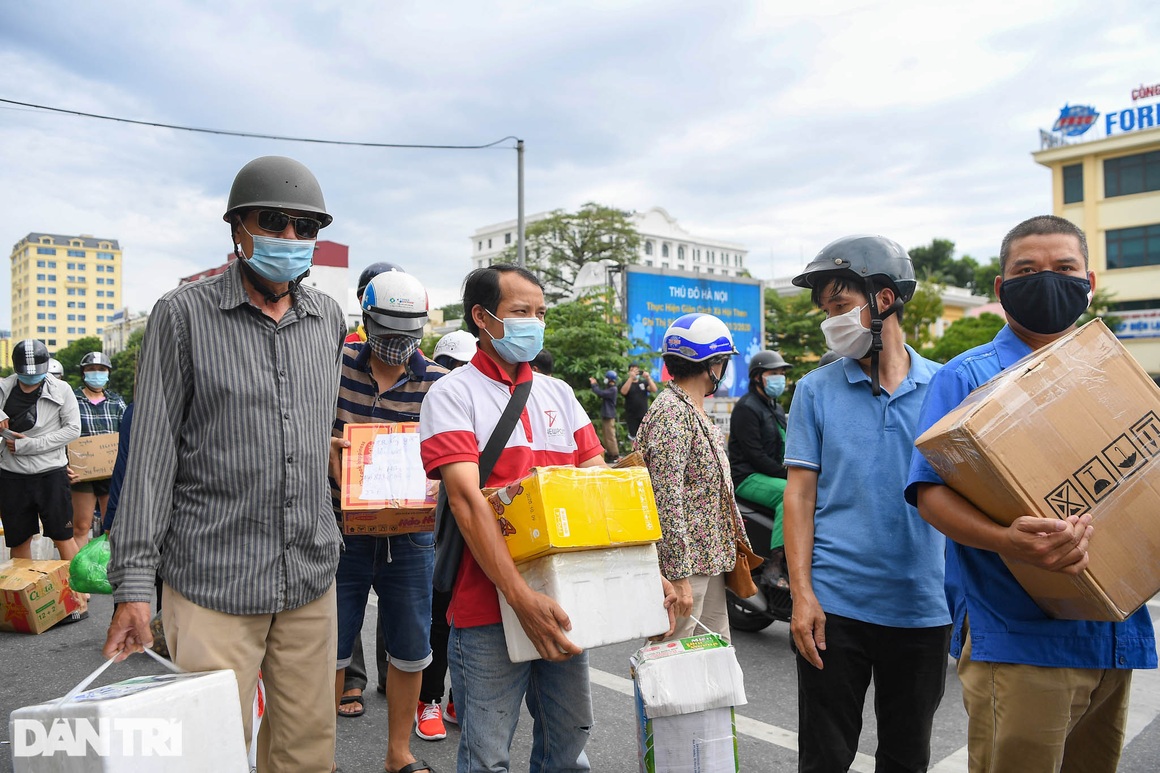 Phường Chương Dương cách ly thêm 14 ngày, cả trăm người ùn ùn gửi tiếp tế - 10 Phường Chương Dương cách ly thêm 14 ngày, cả trăm người ùn ùn gửi tiếp tế - 10