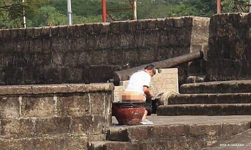 Truy tìm du khách phóng uế ở thành cổ - 1 Truy tìm du khách phóng uế ở thành cổ - 1