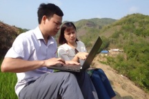 Vợ chồng giáo viên trẻ leo núi tìm sóng 4G, soạn giáo án nơi bản nghèo