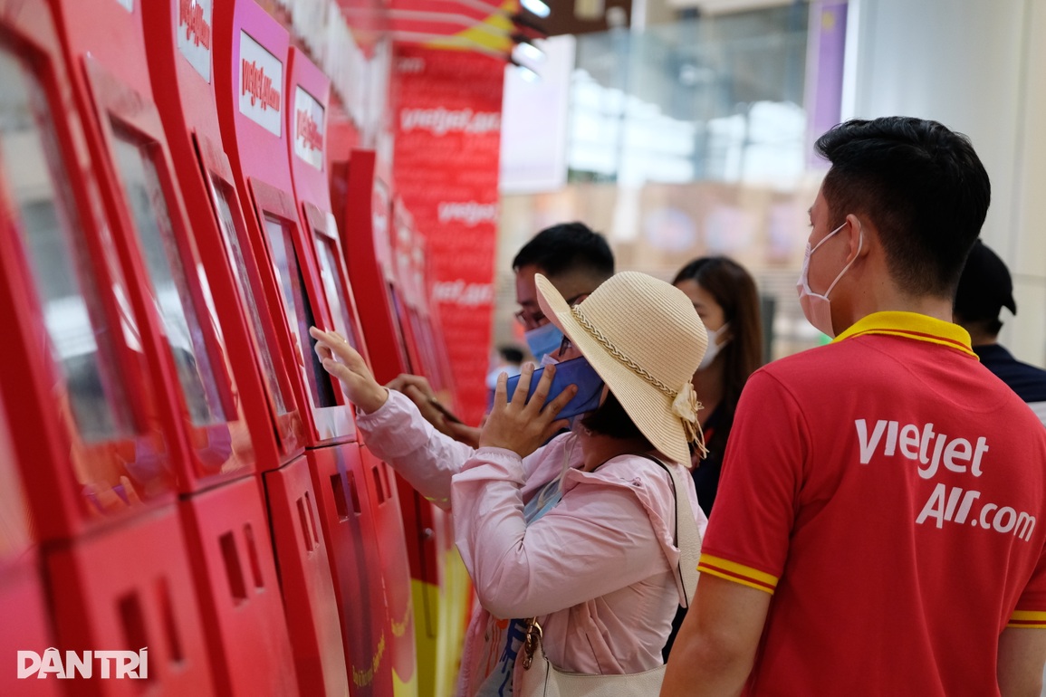 Hình ảnh khách đổ xô về Nội Bài đón chuyến bay đi nghỉ lễ 30/4-1/5 - 10 Hình ảnh khách đổ xô về Nội Bài đón chuyến bay đi nghỉ lễ 30/4-1/5 - 10