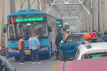 Xe con đấu đầu xe buýt giữa cầu Chương Dương, giao thông ùn ứ cục bộ