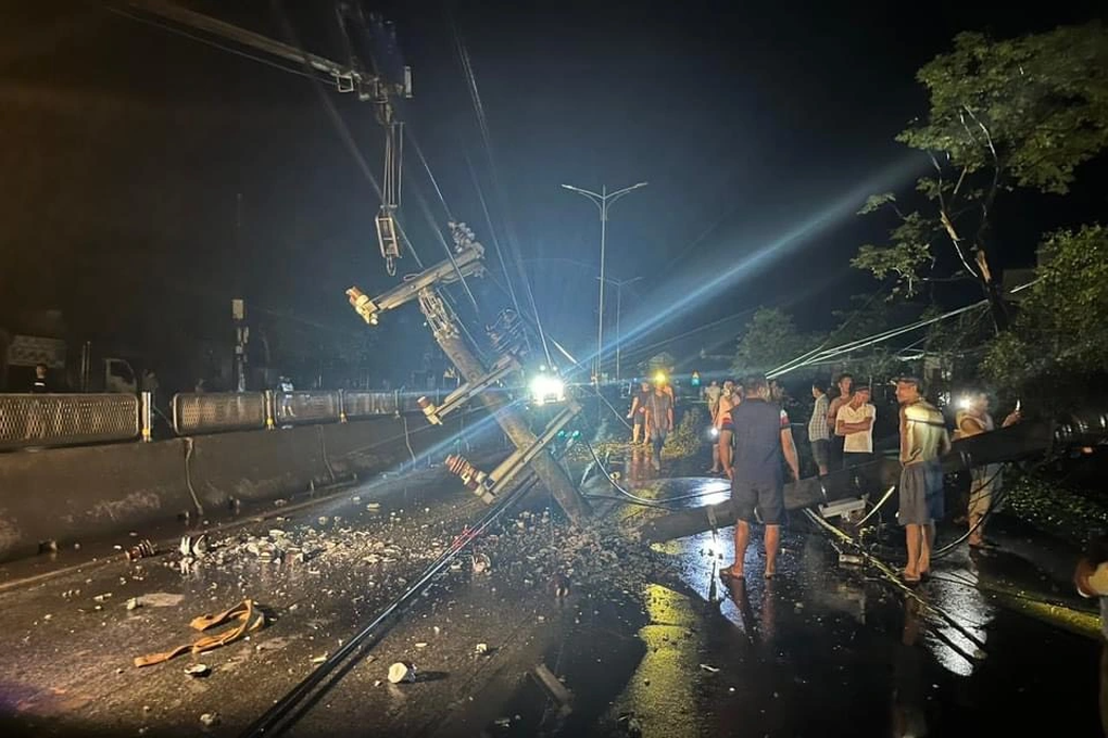 Xe cứu thương tông gãy cột điện, 3 người bị thương - 2 Xe cứu thương tông gãy cột điện, 3 người bị thương - 2