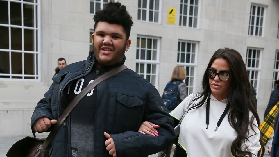 Katie Price tiết lộ con trai đập phá khi bị cấm ăn - 7 Katie Price tiết lộ con trai đập phá khi bị cấm ăn - 7
