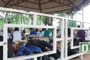 ​Du khách tò mò tấm bảng “mời bạn làm lồng đèn” ở công viên Tao Đàn