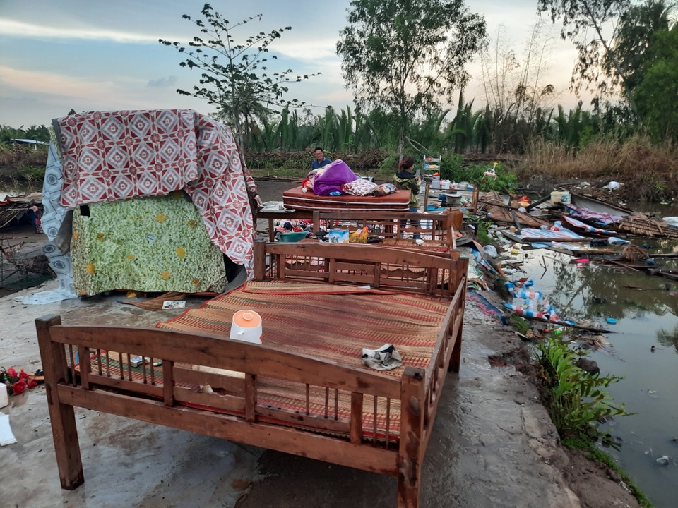 Lốc xoáy quét qua, cuốn phăng hàng chục căn nhà - 3 Lốc xoáy quét qua, cuốn phăng hàng chục căn nhà - 3