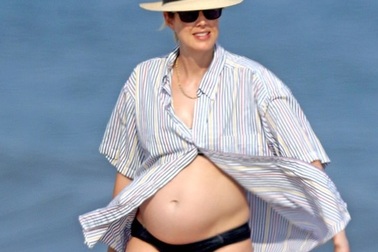 Siêu mẫu Agyness Deyn khoe bụng bầu trên biển