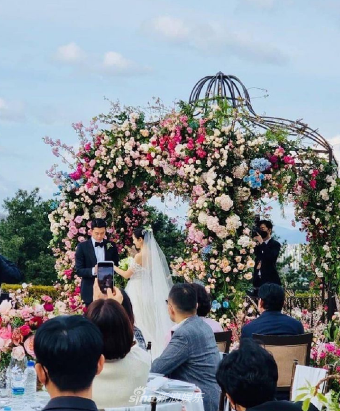Lộ nụ hôn hiếm hoi trong hôn lễ thế kỷ của Son Ye Jin và Hyun Bin - 3 Lộ nụ hôn hiếm hoi trong hôn lễ thế kỷ của Son Ye Jin và Hyun Bin - 3
