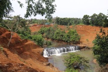 Bất ngờ về mối quan hệ của 2 người xà xẻo thác nước để lấy "view"