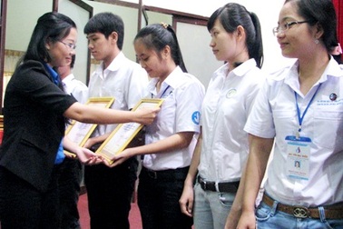 Trao học bổng “Ước mơ xanh” đến sinh viên học khá giỏi