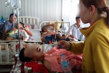 Đang ngồi uống cà phê, 3 người bị chém trọng thương