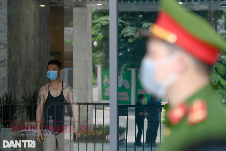 Lập rào chắn cách ly tòa nhà có ca nhiễm SARS-CoV-2 mới tại quận Thanh Xuân - 3 Lập rào chắn cách ly tòa nhà có ca nhiễm SARS-CoV-2 mới tại quận Thanh Xuân - 3
