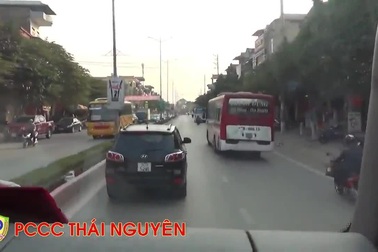 Mặc dù đã được yêu cầu tránh đường, tài xế xe SUV vẫn thản nhiên điều khiển trước mũi xe cứu hỏa