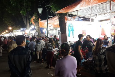 Chuyển lạnh, quần áo rét giá rẻ thu hút người tiêu dùng Hà Nội