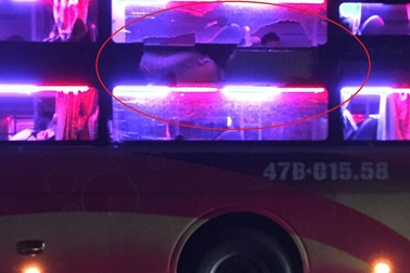 Xe khách bị ném đá vỡ kính, hành khách hoảng loạn