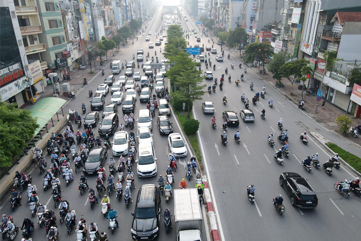 Đường phố tấp nập xe cộ sau khi TP Hà Nội bỏ quy định giấy đi đường - 7 Đường phố tấp nập xe cộ sau khi TP Hà Nội bỏ quy định giấy đi đường - 7