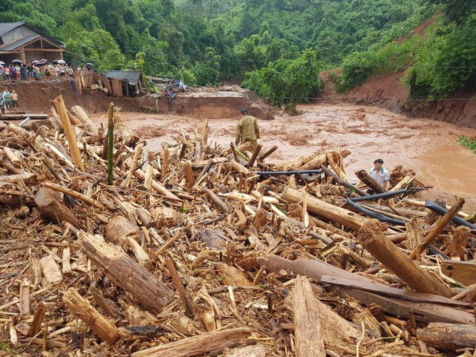 Lũ quét kinh hoàng cô lập 3 xã, cuốn trôi nhà nội trú của trường học ở Điện Biên - Ảnh 5.