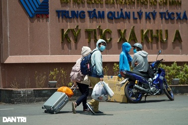 TPHCM: Sinh viên vội vã về quê, tìm nơi trọ khi được yêu cầu rời ký túc xá