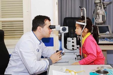 Ghép tạo hình củng mạc - Khỏi lo tăng độ cận ở trẻ