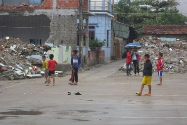 Hơn 100 em học sinh bị “bỏ quên”