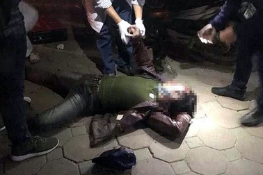 Hà Nội: Nam thanh niên bị nhóm người đi ô tô chém gục giữa đường