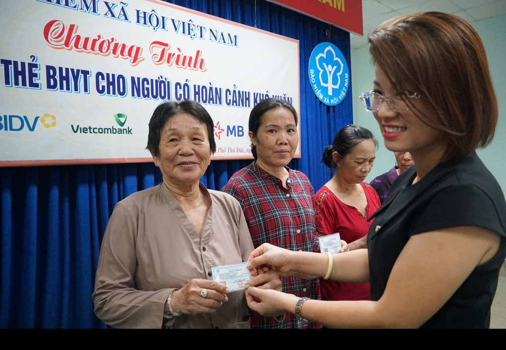 Tặng sổ BHXH, thẻ BHYT cho người dân khó khăn ở TPHCM - 2 Tặng sổ BHXH, thẻ BHYT cho người dân khó khăn ở TPHCM - 2