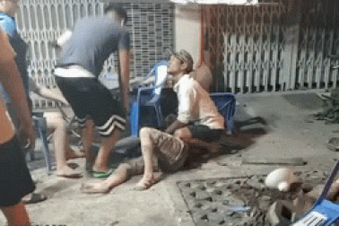 Ô tô "càn quét" quán ốc vỉa hè, 3 người bị thương