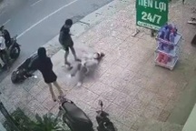 Hai cô gái ở Bắc Giang bị quật ngã, hành hung giữa đường