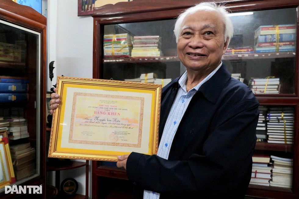 Giấy chứng nhận đặc biệt có ký tự in chìm của người tham gia xây dựng Lăng Bác - 1 Giấy chứng nhận đặc biệt có ký tự in chìm của người tham gia xây dựng Lăng Bác - 1