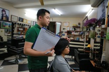 Chàng trai khiếm thính dạy cắt tóc miễn phí cho người khuyết tật ở Hà Nội