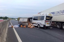 Xe chở hàng cứu trợ vùng lũ gặp tai nạn trên cao tốc Phan Thiết - Dầu Giây