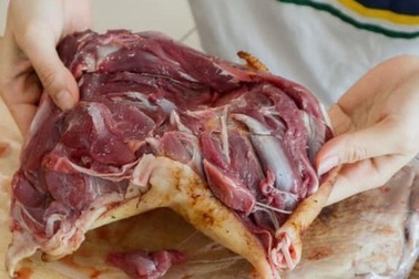 Sự thật rùng mình về đùi gà tây bán tràn ngập thị trường