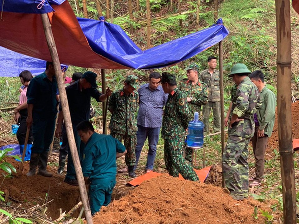 Vụ 13 mộ liệt sĩ không hài cốt: Tìm kiếm nhân chứng từng tham gia cất bốc - 1 Vụ 13 mộ liệt sĩ không hài cốt: Tìm kiếm nhân chứng từng tham gia cất bốc - 1