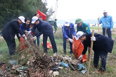 Gần 1.000 đoàn viên thanh niên dọn rác trên bãi biển Sầm Sơn