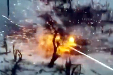 Siêu tăng T-90 Nga lộ điểm yếu khi giáp lá cà với thiết giáp Ukraine