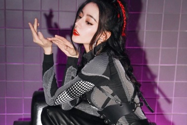 Địch Lệ Nhiệt Ba tạo dáng gợi cảm và ma mị