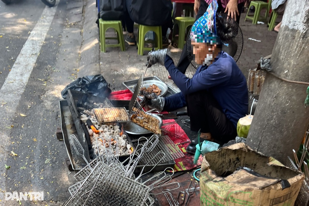 Rửa thịt bằng nước than đen ngòm: Xử phạt chủ quán bún chả 3,5 triệu đồng - 2 Rửa thịt bằng nước than đen ngòm: Xử phạt chủ quán bún chả 3,5 triệu đồng - 2