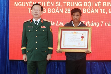 Truy tặng Huân chương Dũng cảm chiến sĩ quên mình cứu 2 người dân