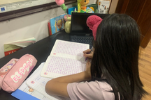 Cô giáo dùng bài kiểm tra văn hàn gắn quan hệ của học sinh với mẹ kế