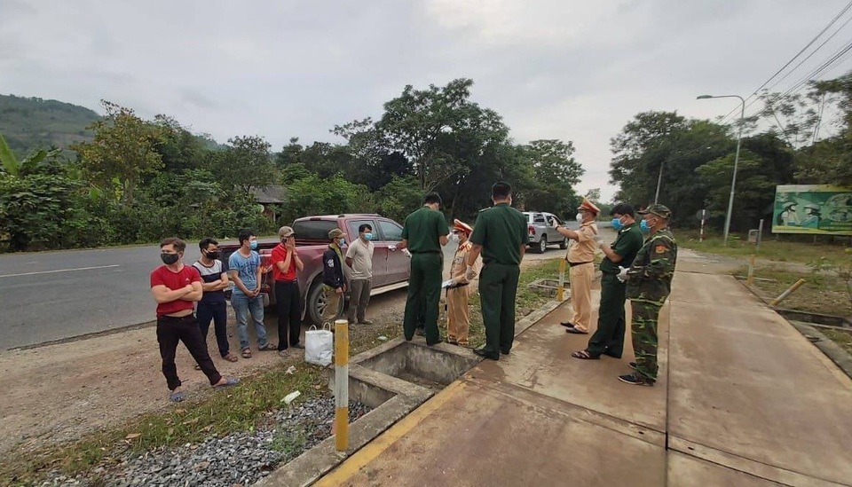 Truy đuổi 6 người nhập cảnh trái phép, định trốn cách ly - 1 Truy đuổi 6 người nhập cảnh trái phép, định trốn cách ly - 1