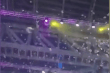 Tỷ phú Nga chơi trội, thả “mưa” tiền USD xuống hội nghị kinh doanh