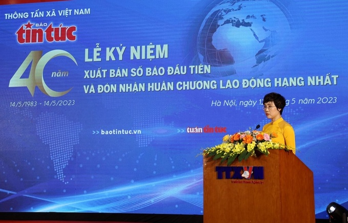 Bà Ninh Hồng Nga, Tổng Biên tập báo Tin tức phát biểu tại lễ kỷ niệm và đón nhận Huân chương Lao động hạng Nhất.