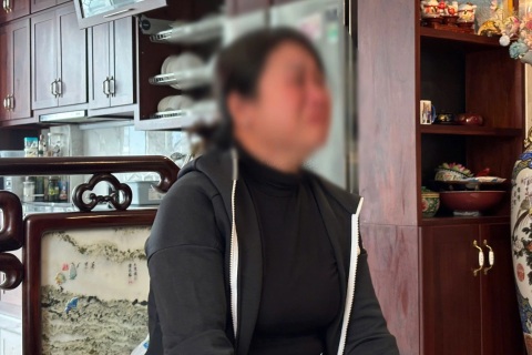 Con gái khóc nức nở khi xem cảnh giúp việc bạo hành mẹ 82 tuổi ở Hà Nội