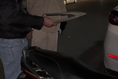 Nam shipper đâm trúng ô tô ven đường, chờ bằng được chủ xe để xin lỗi