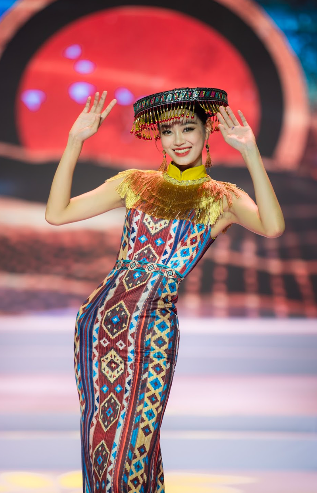 Siêu mẫu Minh Tú đẹp kiêu sa khi trình diễn áo dài - 7 Siêu mẫu Minh Tú đẹp kiêu sa khi trình diễn áo dài - 7