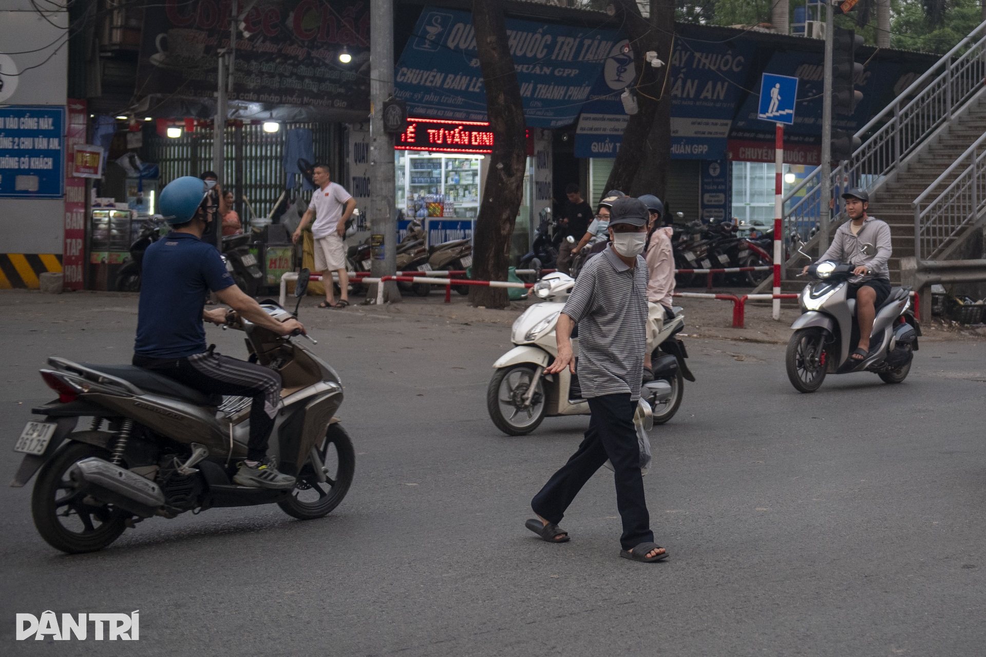 Nhiều người đi bộ tại Hà Nội vô tư sang đường bất chấp nguy hiểm, vi phạm - 6