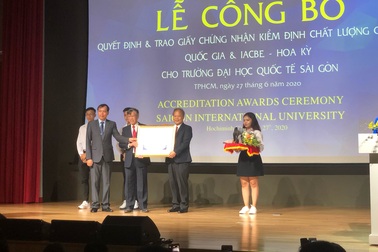 Một trường đại học đạt cùng lúc 2 chuẩn kiểm định