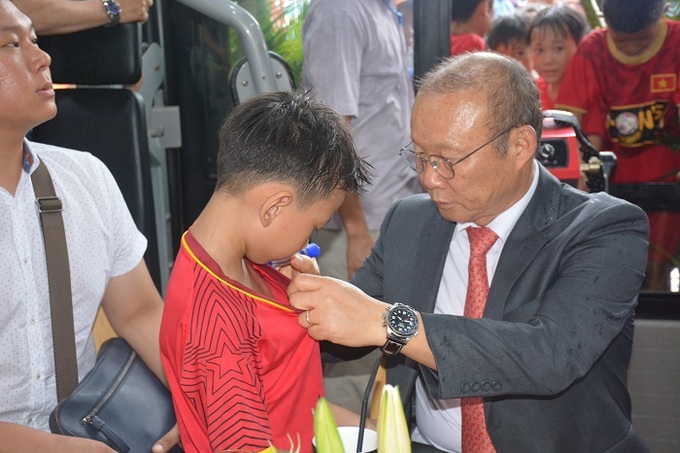 Ký tên trên áo cầu thủ nhí. 