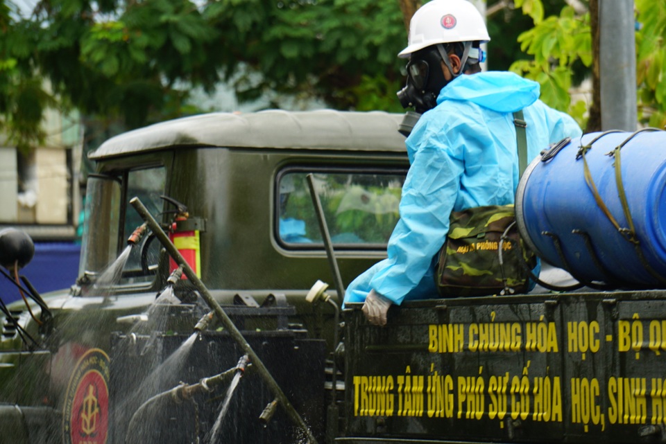 Đà Nẵng phun thuốc khử khuẩn, tẩy độc trên diện rộng - 2 Đà Nẵng phun thuốc khử khuẩn, tẩy độc trên diện rộng - 2
